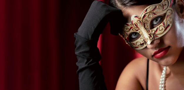 カーニバルマスクを持つ謎の女性のクローズアップビュー