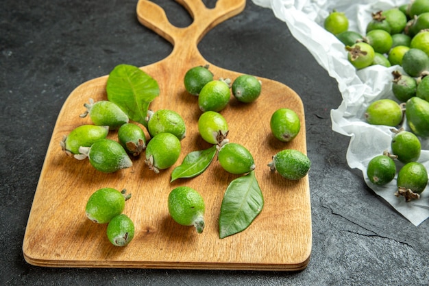 Free photo close up view of natural fresh green feijoas on wooden cutting board