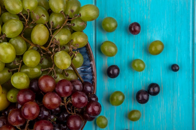 無料写真 プレートのブドウと青い背景のブドウの果実のパターンの拡大図