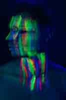 Бесплатное фото Крупным планом вид человека с флуоресцентным макияжем