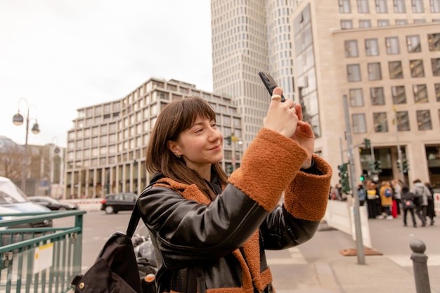 Бесплатное фото Крупный план женщины на улице улыбается по телефону