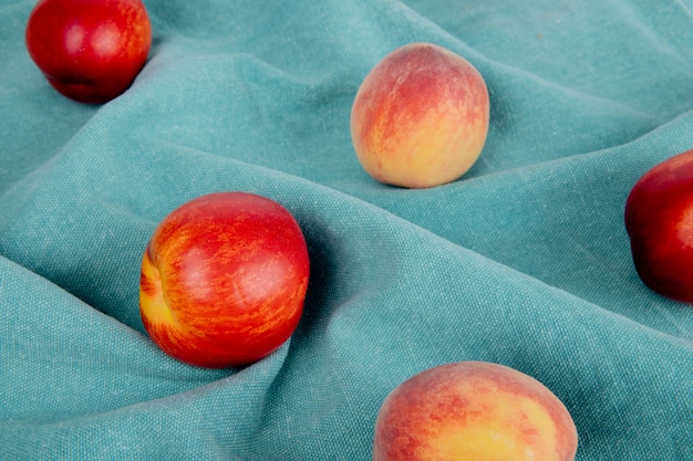 Free photo close-up view of pattern of peaches on blue cloth