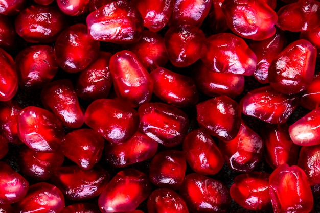 Free photo close-up view peeled pomegranate