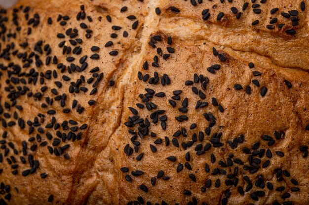 배경 사용을 위해 개 암 나무 열매 빵에 양 귀 비 씨앗의 근접 촬영보기