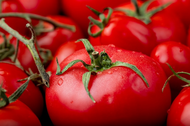 水滴と完熟トマトのクローズアップ表示
