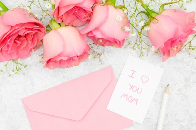 Free photo close-up view of roses and envelope