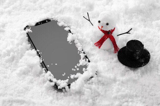 雪の中でスマートフォンのクローズアップビュー