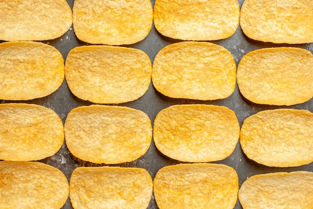 Free photo close up view of snack party for friends with delicious potato chips on gray table