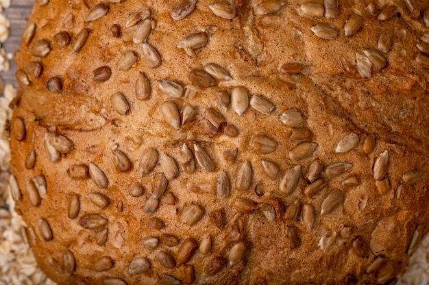 Free photo close-up view of sunflower seeds on cob bread