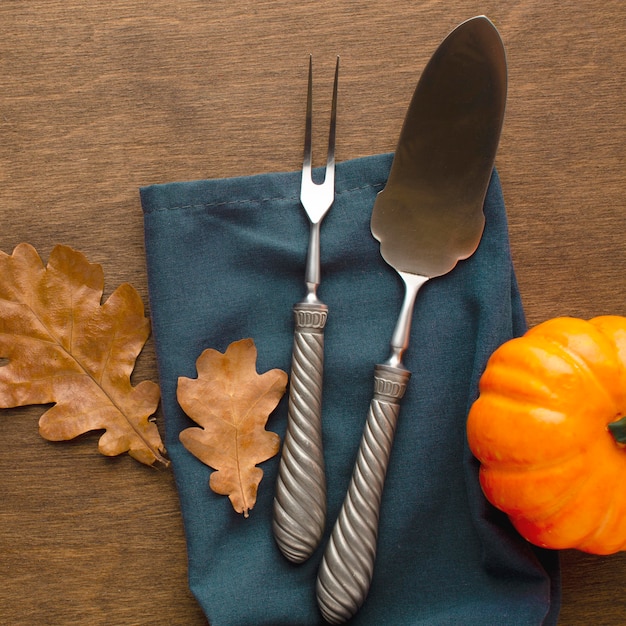 Free photo close-up view of thanksgiving cutlery