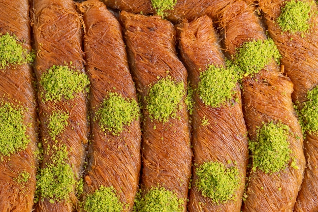 Крупным планом вид турецкого десерта Бирма Кадаиф с фисташками