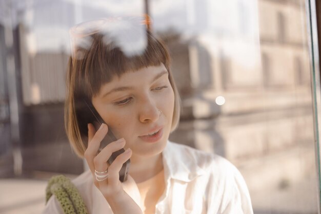 電話で話している女性のクローズアップビュー