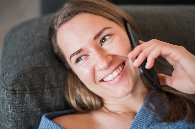 Foto gratuita vista del primo piano della donna che parla al telefono