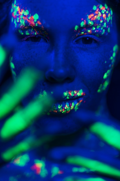 Foto gratuita vista del primo piano della donna con trucco fluorescente