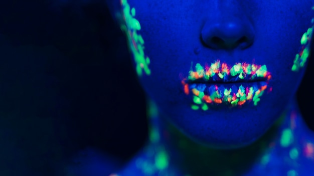 Крупным планом женские губы и флуоресцентный макияж