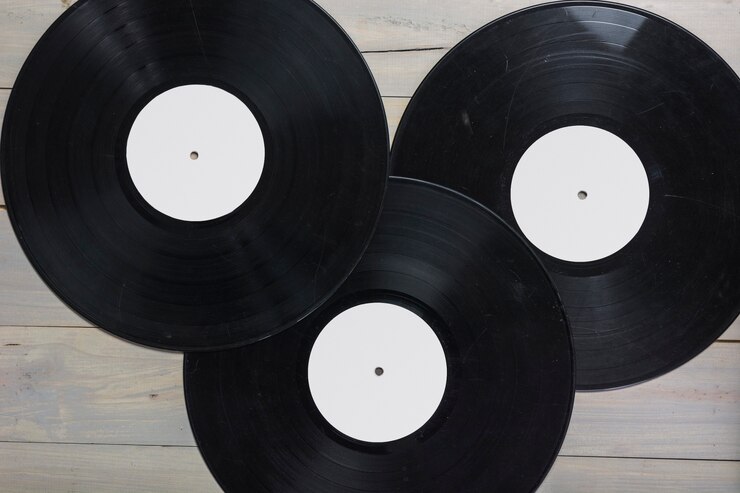 Free Photo close-up of vinyl records on wooden table
