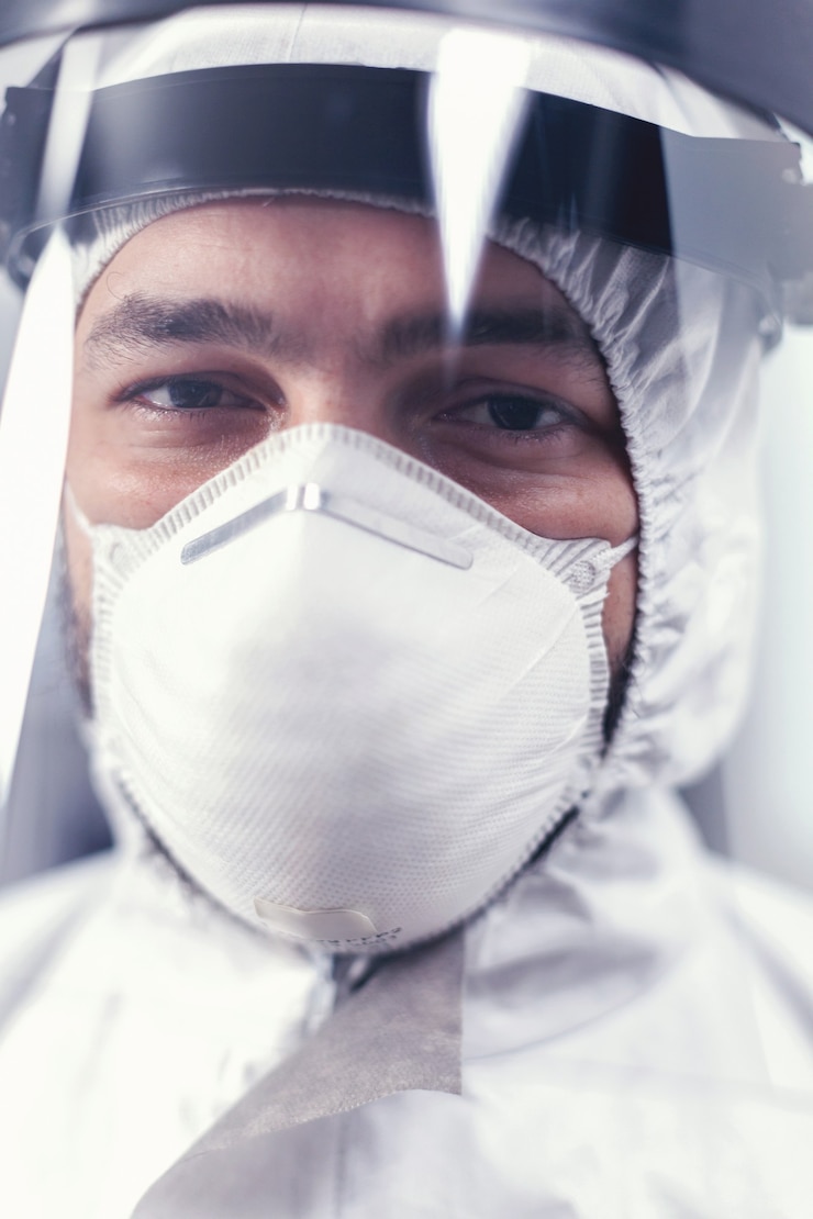 Free Photo close up of virus scientist wearing ppe equipment in microbiology laboratory during covid19. overworked researcher dressed in protective suit against invection with coronavirus during global epidemic.