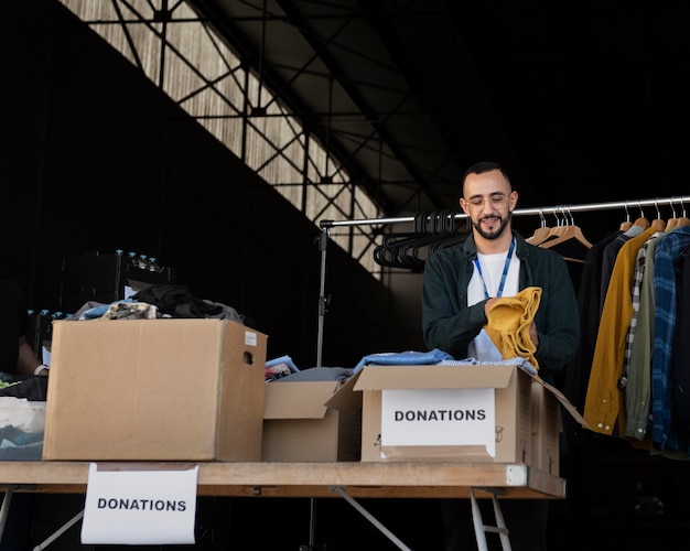 Foto gratuita primo piano su volontari che organizzano cose per la donazione