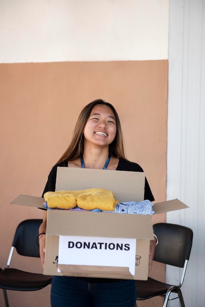 Foto gratuita primo piano su volontari che organizzano cose per la donazione