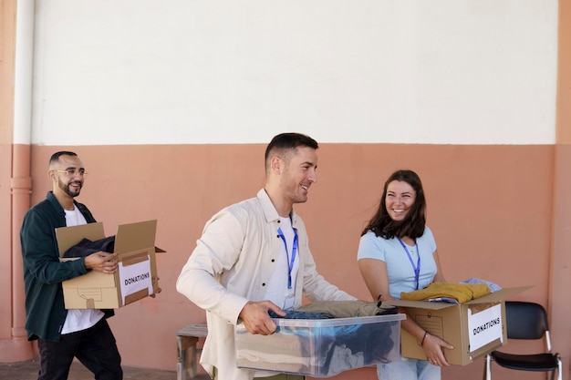 Foto gratuita primo piano su volontari che organizzano cose per la donazione