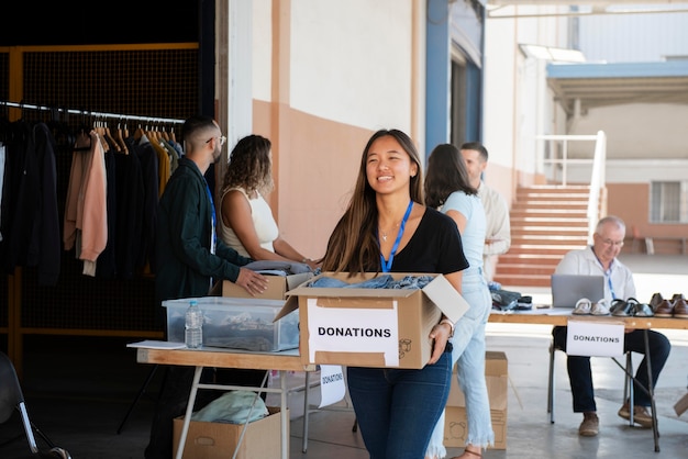 Foto gratuita primo piano su volontari che organizzano cose per la donazione