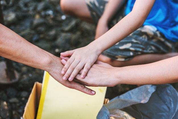 Foto gratuita primo piano il lavoro di squadra di volontari si unisce alla conservazione dell'ambiente giornata mondiale del volontariato per l'ambiente