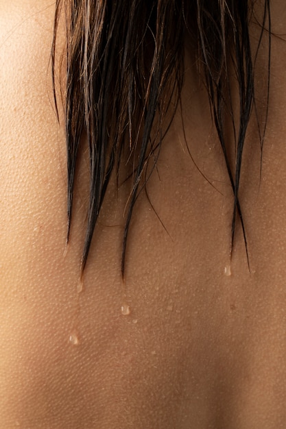 Бесплатное фото Крупным планом капли воды на коже женщины