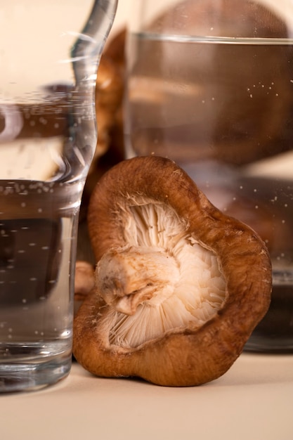 Крупным планом стаканы воды и грибы
