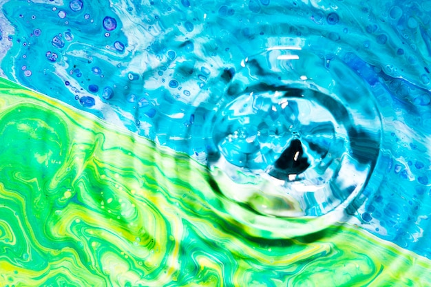 Крупный план воды кольца на зеленом и синем фоне