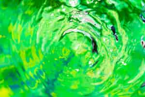 Бесплатное фото Кольца для воды крупным планом на зеленой поверхности бассейна
