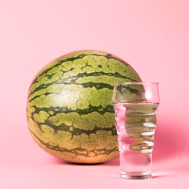 Free photo close-up watermelon and glass