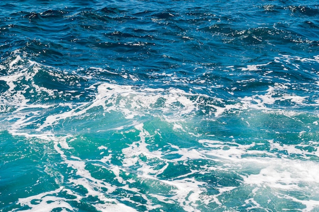 Foto gratuita acqua cristallina ondulata del primo piano