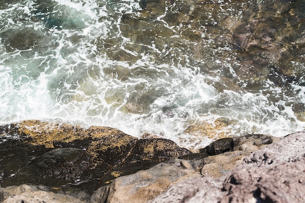 Макро волнистая вода на пляже