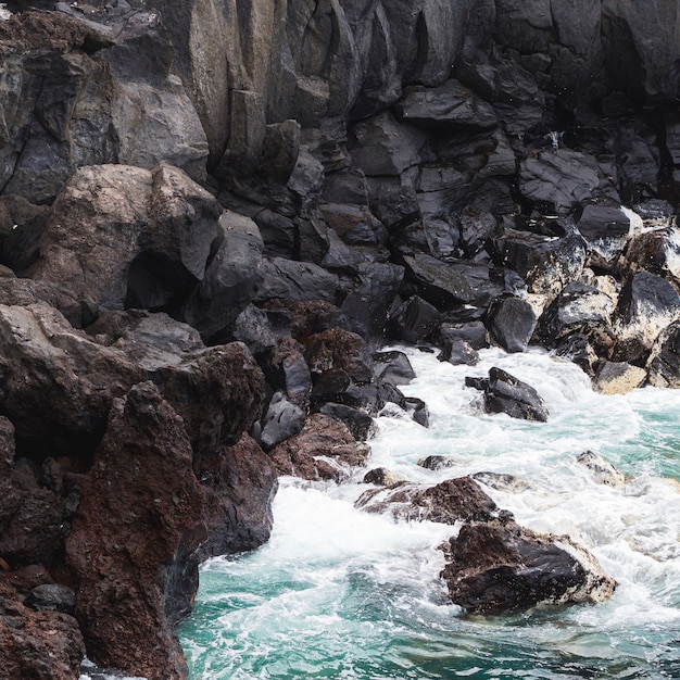 岩が多い海岸でクローズアップ波状水