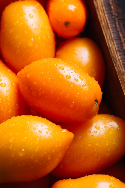 젖은 맛있는 오렌지 토마토의 클로즈업