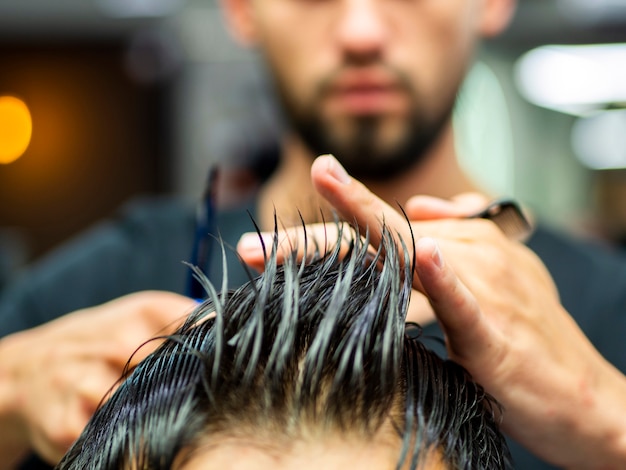 Free photo close-up of wet hair and blurred hairdresser