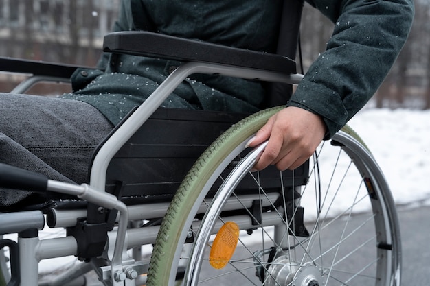 Primo piano sulla sedia a rotelle della persona disabile