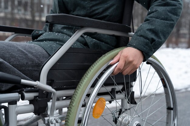 障害者の車椅子にクローズアップ
