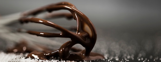 溶かしたチョコレートと砂糖を入れた泡立て器