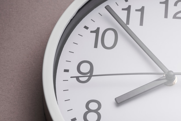 Крупным планом белые часы тикают, показывая 8 часов