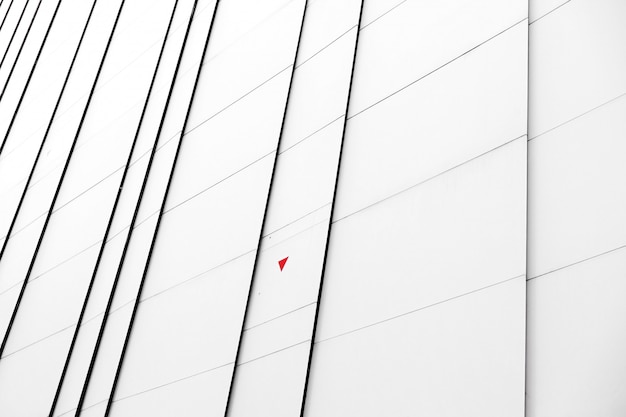 현대 건물의 근접 흰색 외관