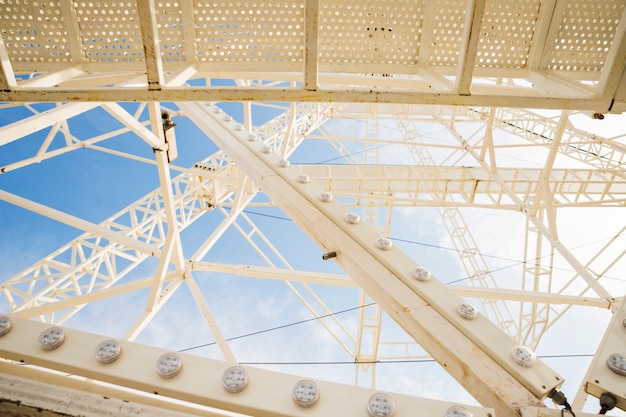 Foto gratuita primo piano della ruota di ferris bianca contro cielo blu