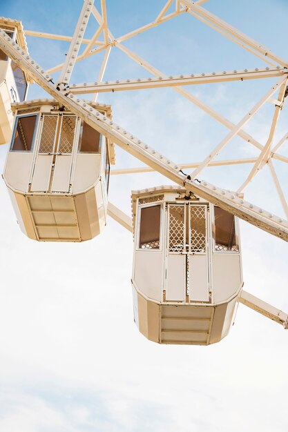 Primo piano della ruota di ferris bianca contro il chiaro cielo