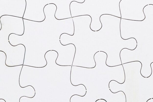 흰색 직소 퍼즐 그리드 배경의 클로즈업