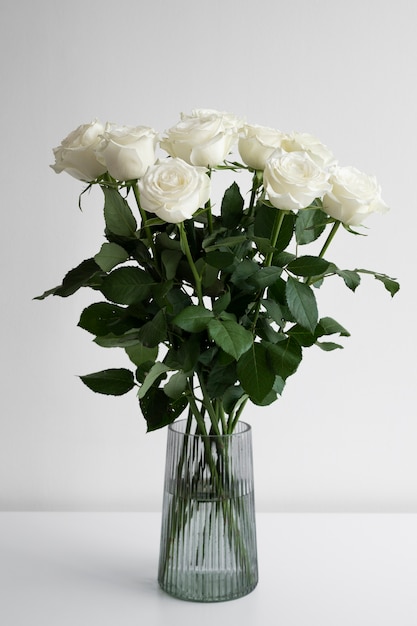 Foto gratuita primo piano su rose bianche in vaso