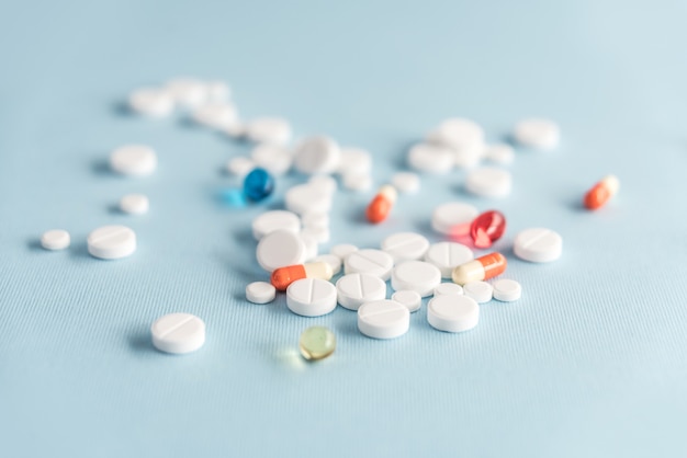 Free photo close up of white tablets and colorful capsules