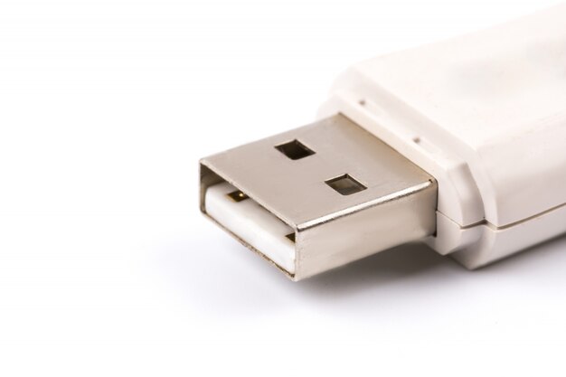 Крупным планом белый USB флэш-накопитель