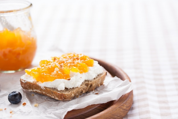 Primo piano di pane con marmellata