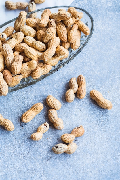 Free photo close-up of whole peanuts in the glass bowl