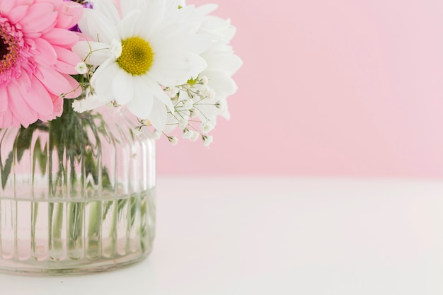 Крупный план с красивыми весенними цветами в вазе